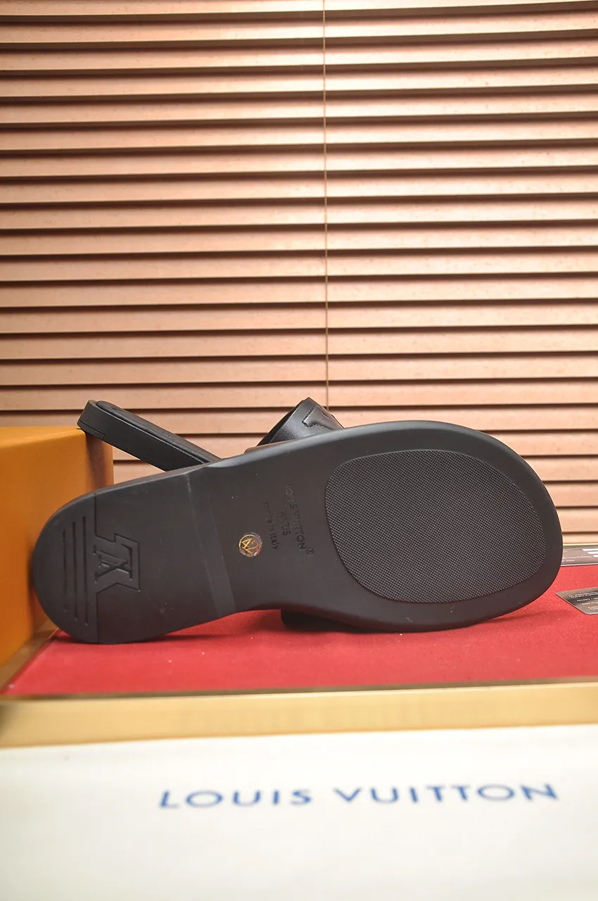 Men's shoes 💰360💶 [Louis Vuitton LV slippers] (high-end cowhide) counter 1:1 fashion style, a must-have for summer! The designer used LV’s iconic outsole. The original simple slippers instantly become fashionable! The upper is made of flexible special cowhide leather straps alternately, and the workmanship is exquisite! A must-have for stylish men in summer, size 38-46 (45 46 customized)